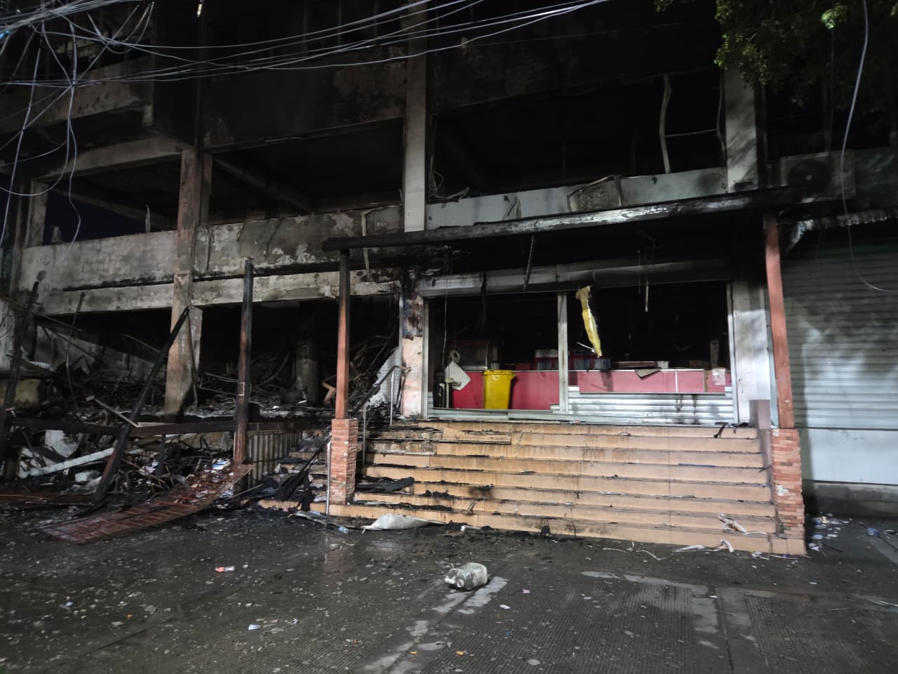 Incendio consume edificio frente a la UASD y deja a decenas de familias en la calle