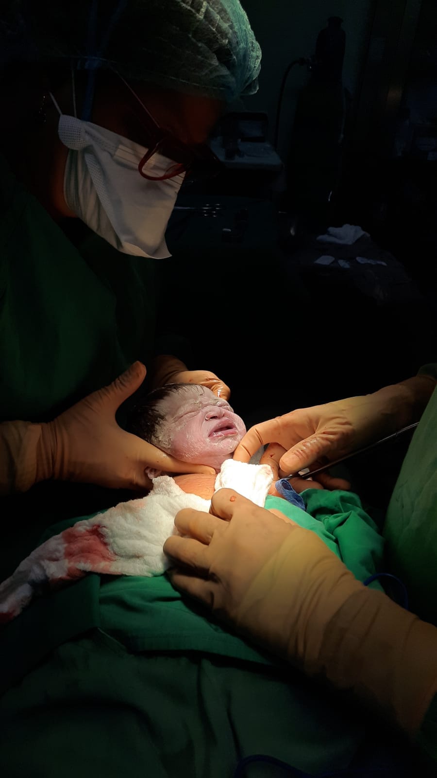 La ginecoobstetra laparoscopista Lourdes Hilario y su equipo médico realizan una cesárea a una paciente.