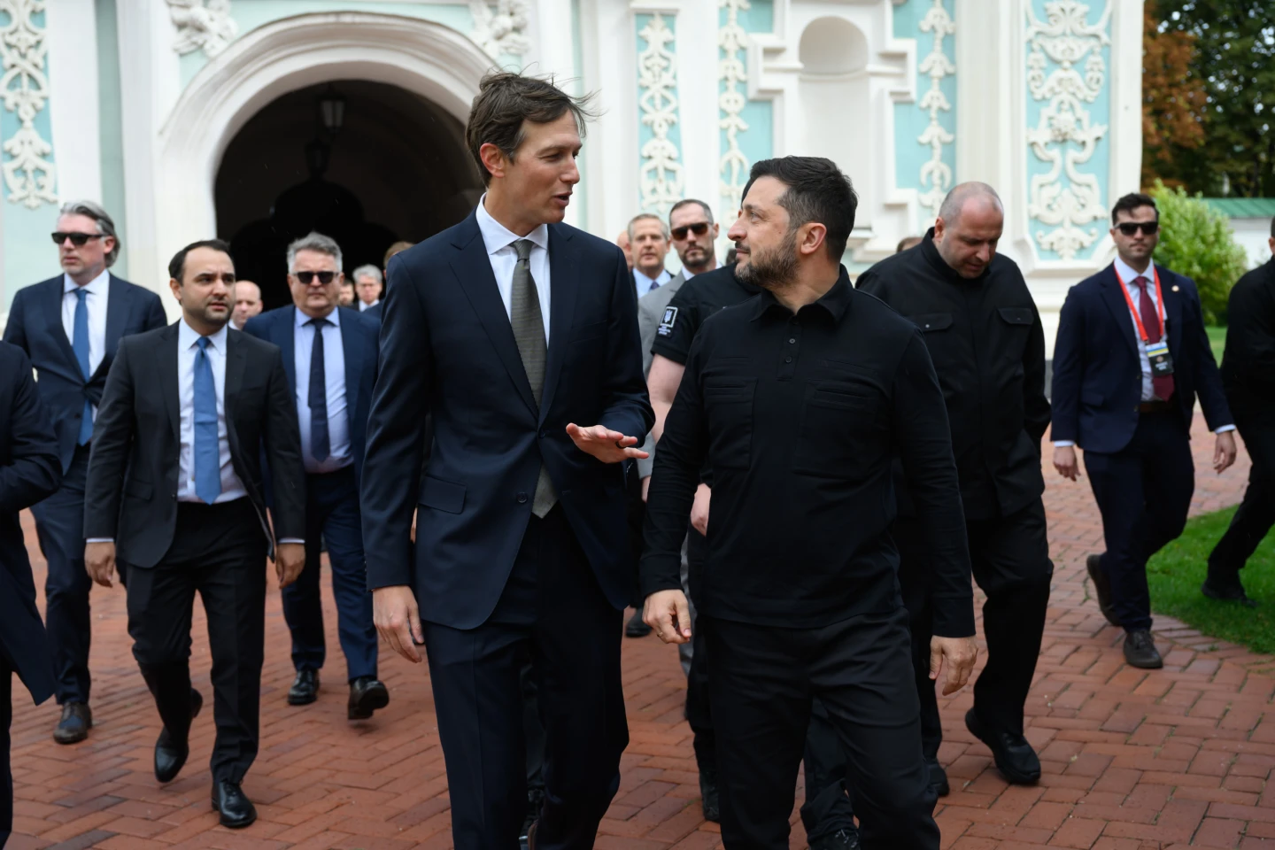En esta fotografía facilitada por la Oficina de Prensa Presidencial de Ucrania, el presidente de Ucrania, Volodymyr Zelenskyy (derecha), y el enviado del presidente estadounidense Donald Trump, Jared Kushner, conversan en Kiev, Ucrania, el domingo 6 de septiembre de 2026. (Oficina de Prensa Presidencial de Ucrania vía AP)