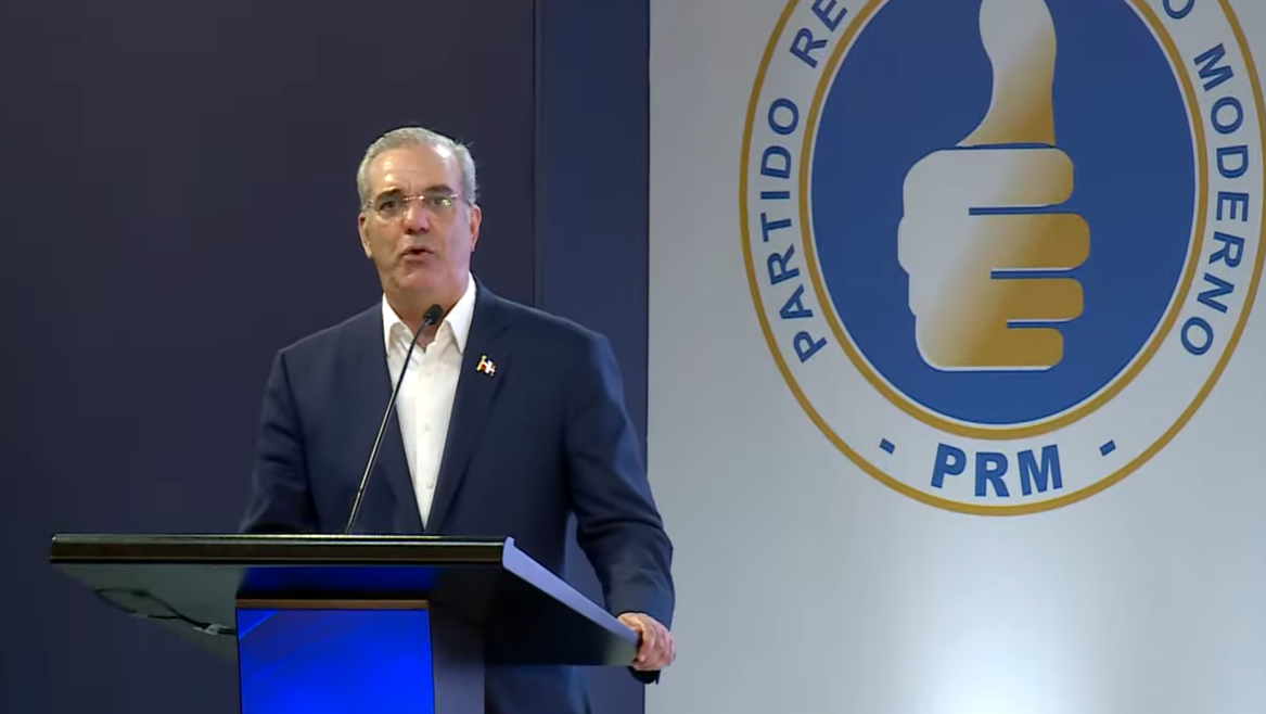 Luis Abinader al ser juramentado como presidente del PRM