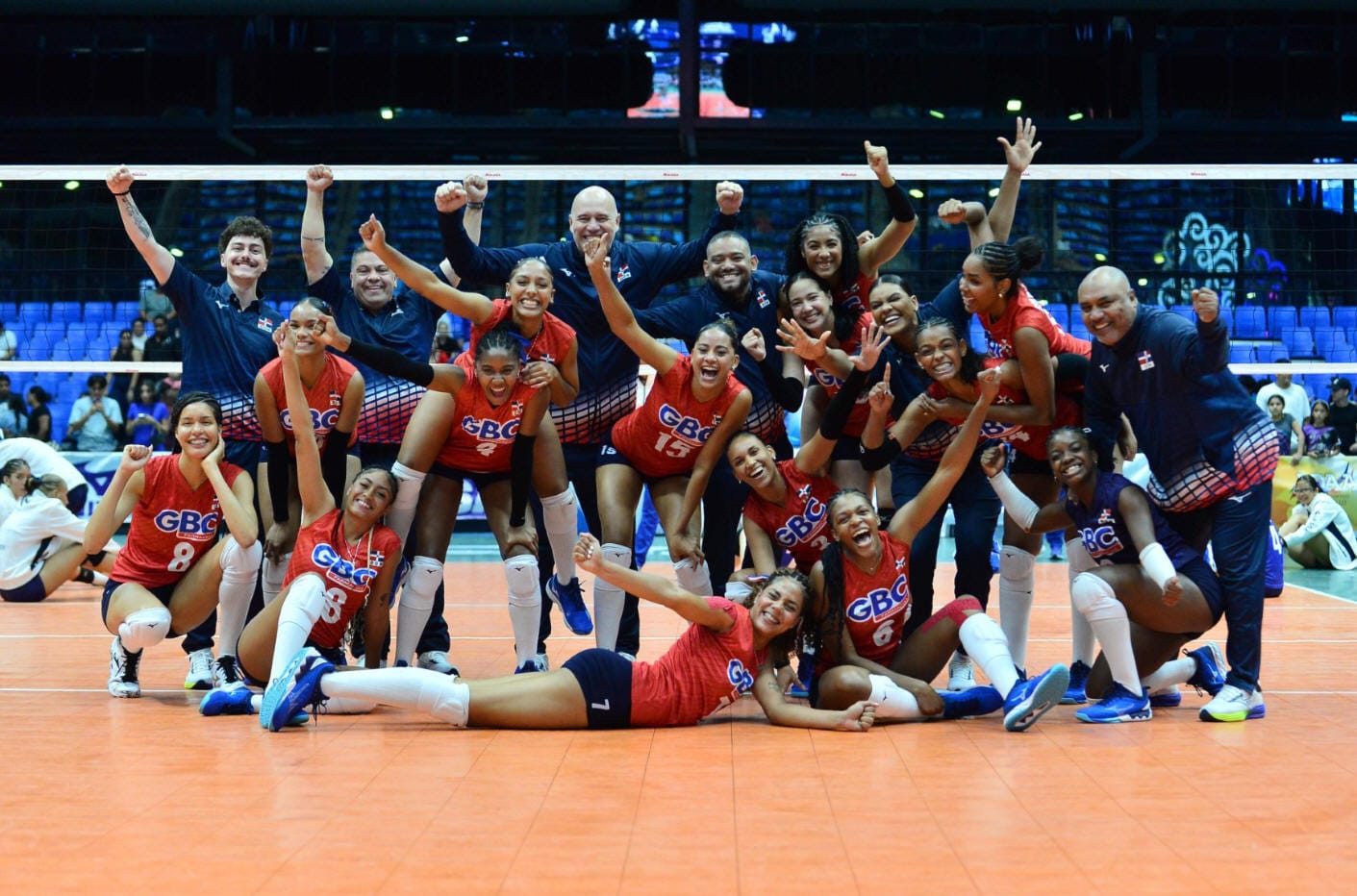 Las dominicanas celebran anoche tras vencer a Nicaragua 3-0