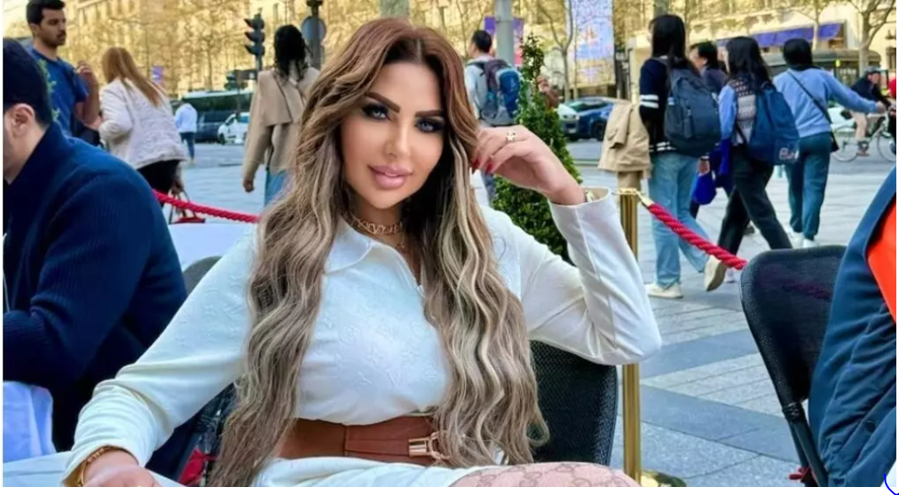 La conductora de TV Sarah Khalifa en París en 2025. © Capture d'écran/Facebook