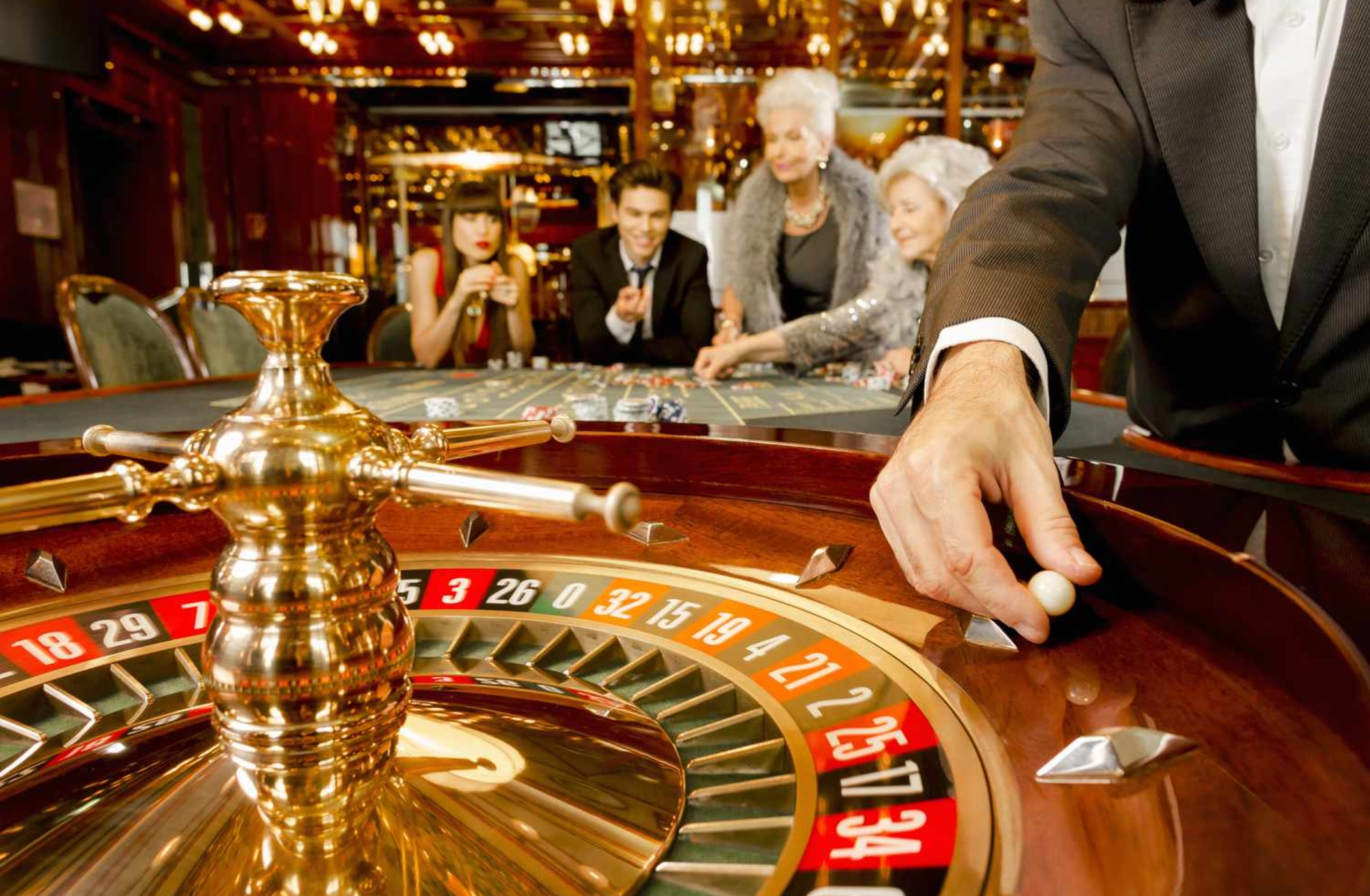 Afuera del casino, prestamistas facilitaban dinero a cambio de pertenencias personales.