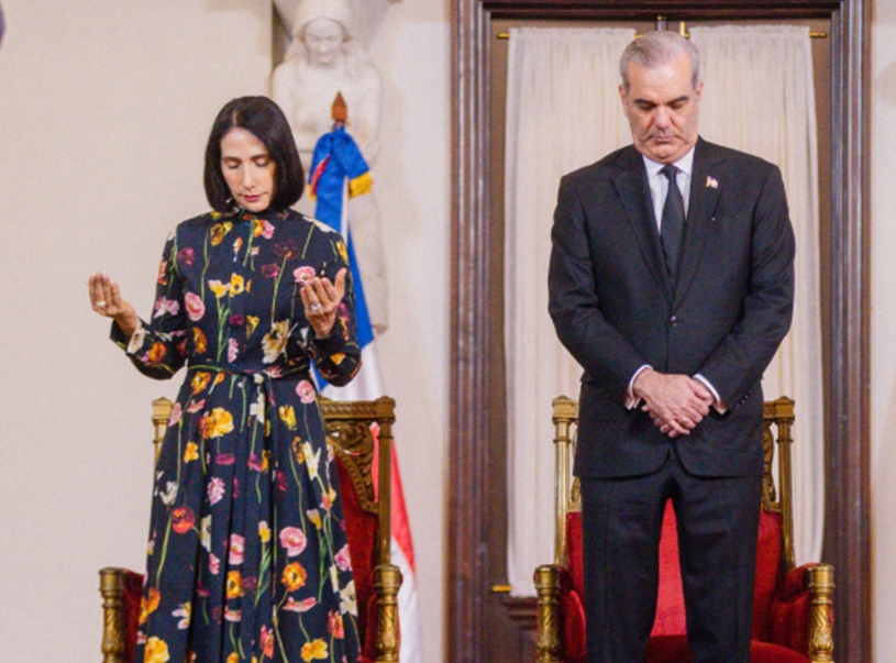 La Primera Dama Raquel Arbaje y el presidente Luis Abinader durante la jornada de oración.