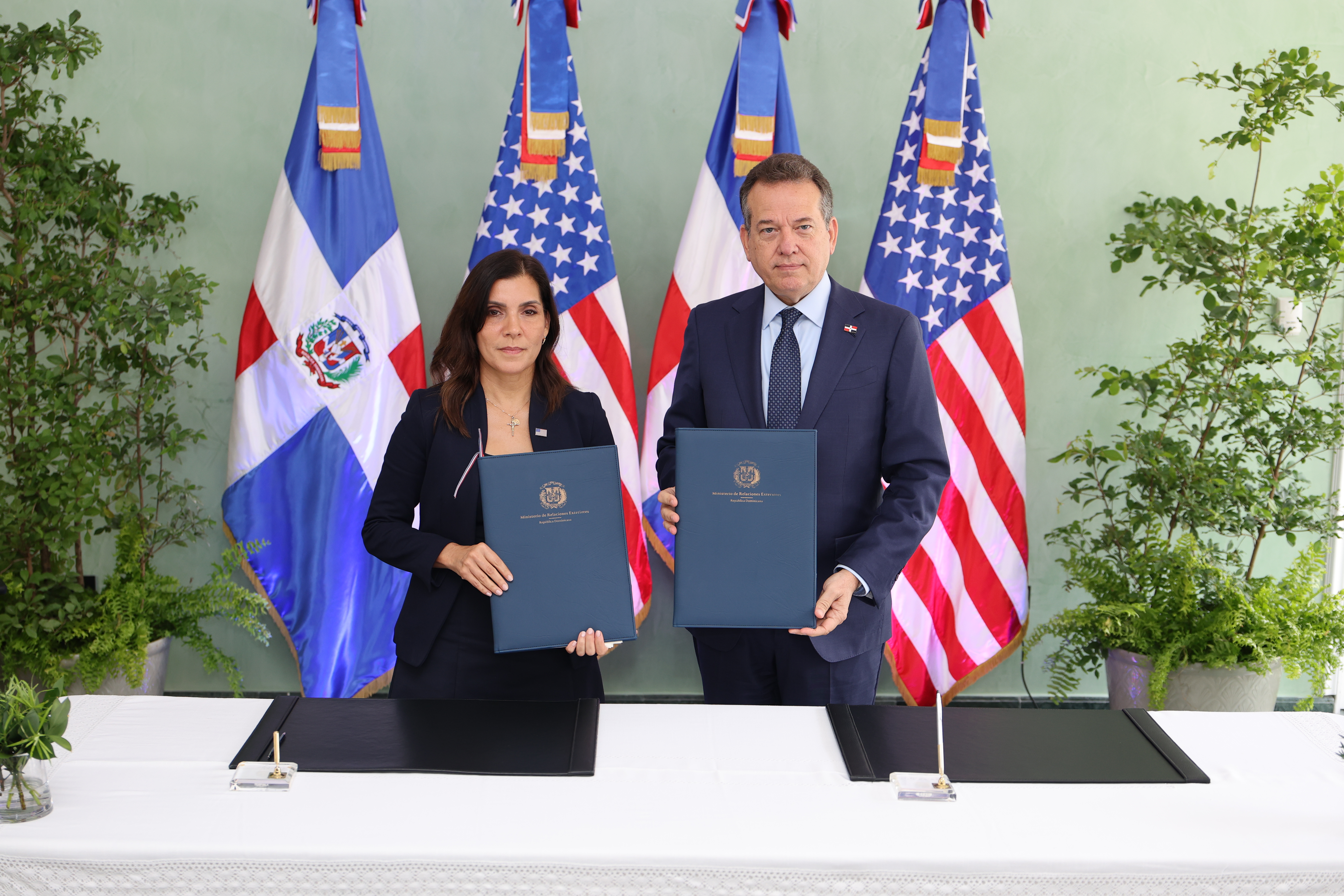 El ministro de Relaciones Exteriores, Víctor-Ito- Bisonó y la embajadora de los Estados Unidos de América, Leah F. Campos.
