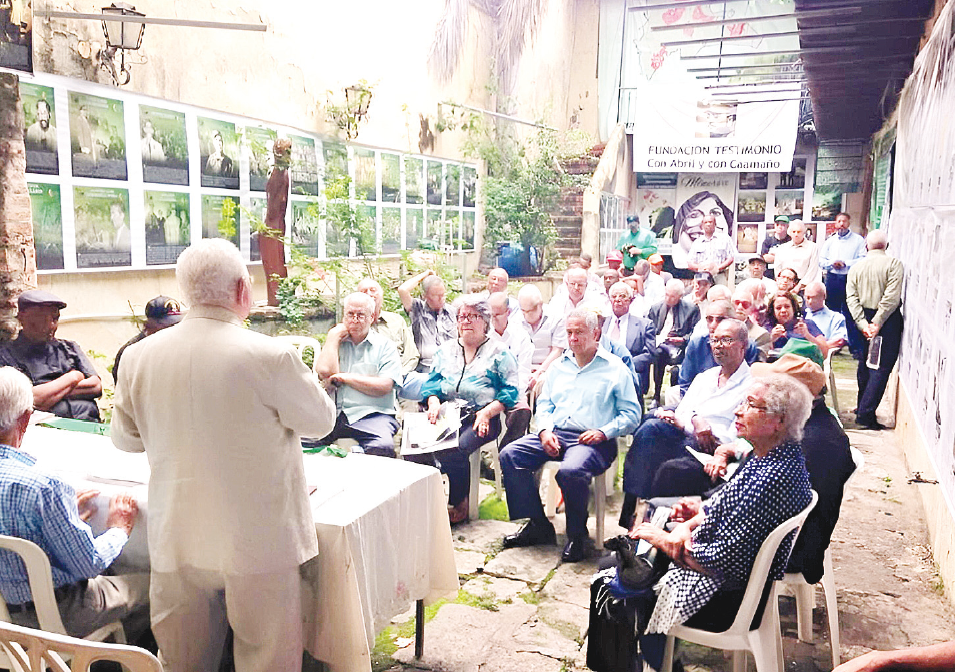 René Sánchez Córdova se dirige al público en el patio Manolo Tavárez, del Museo de la Dignidad.