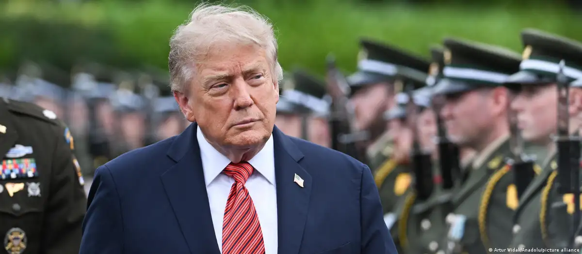 Donald Trump, recibido con honores militares en Dublín.