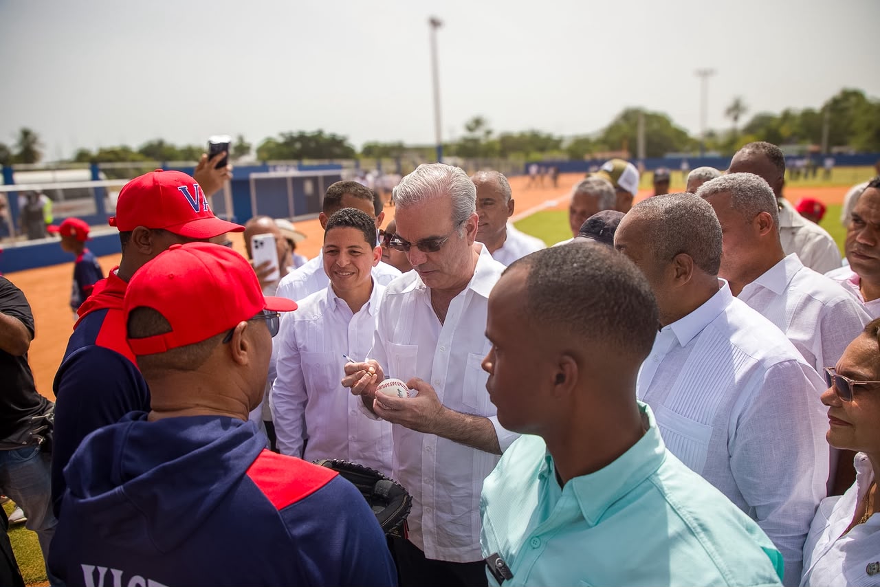 Abinader entrega moderno campo de béisbol Nelson Mateo en Pizarrete tras 26 años de espera