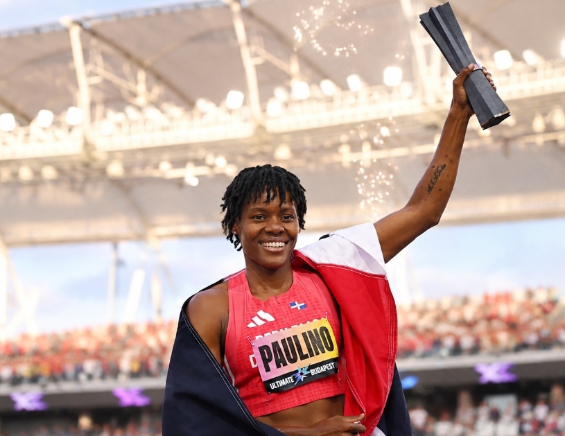 Marileidy Paulino levanta su trofeo.