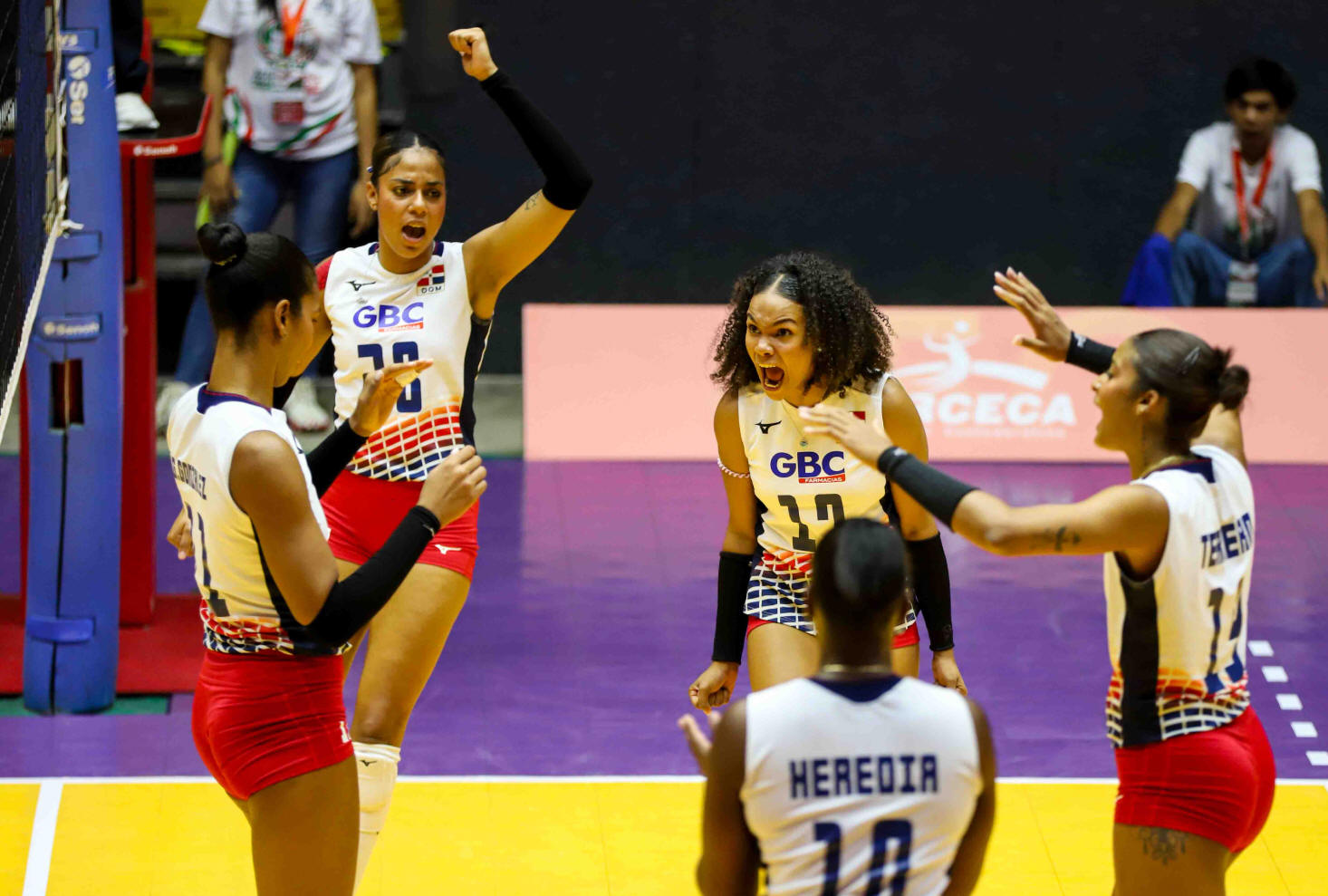 Las dominicanas celebran el triunfo 3-1 ante Canadá en la Copa Panam en México.