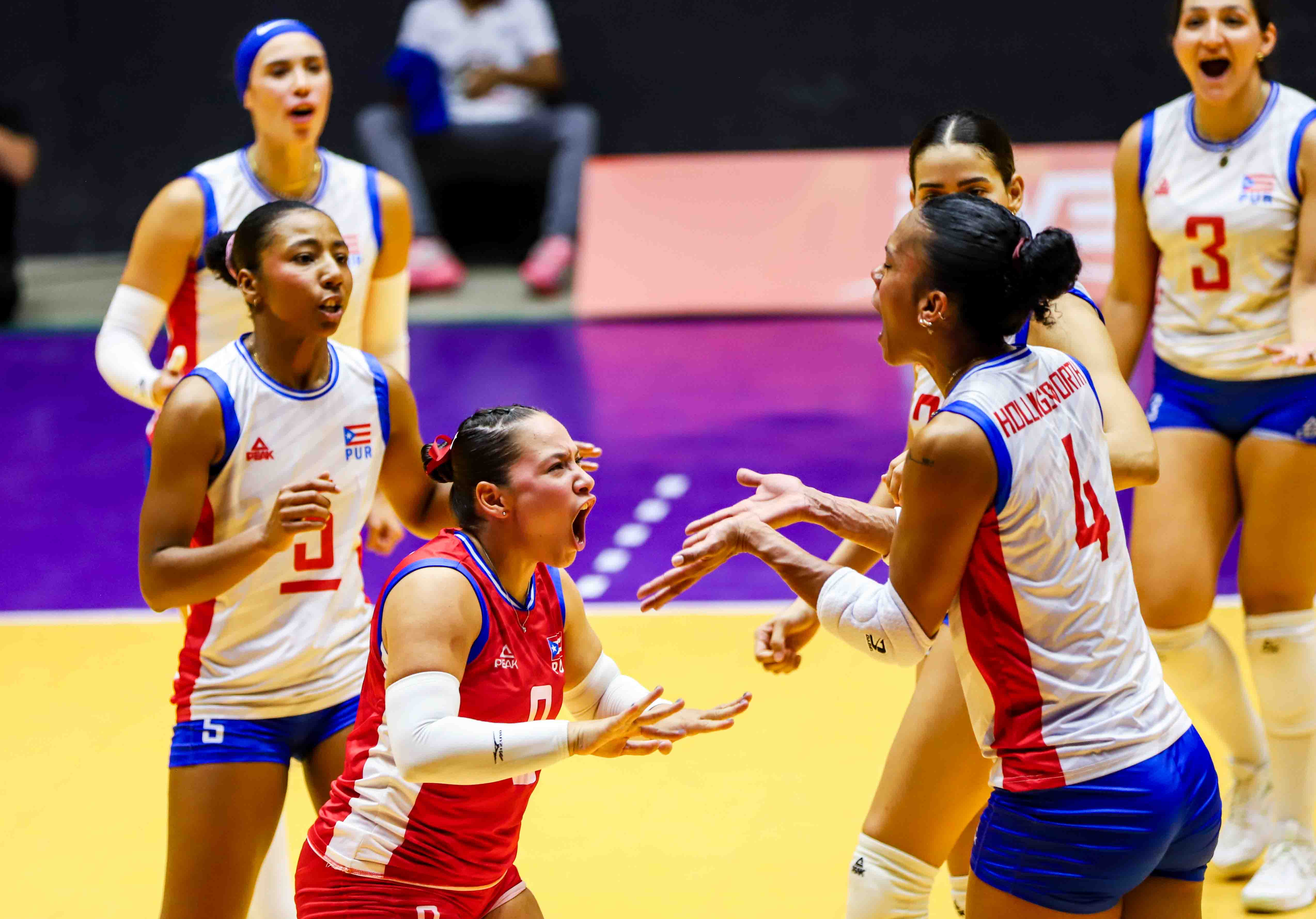 as jugadoras de Puerto Rico celebran su pase a la semifinal de la Copa Panam tras vencer 3-1 a Dominicana.