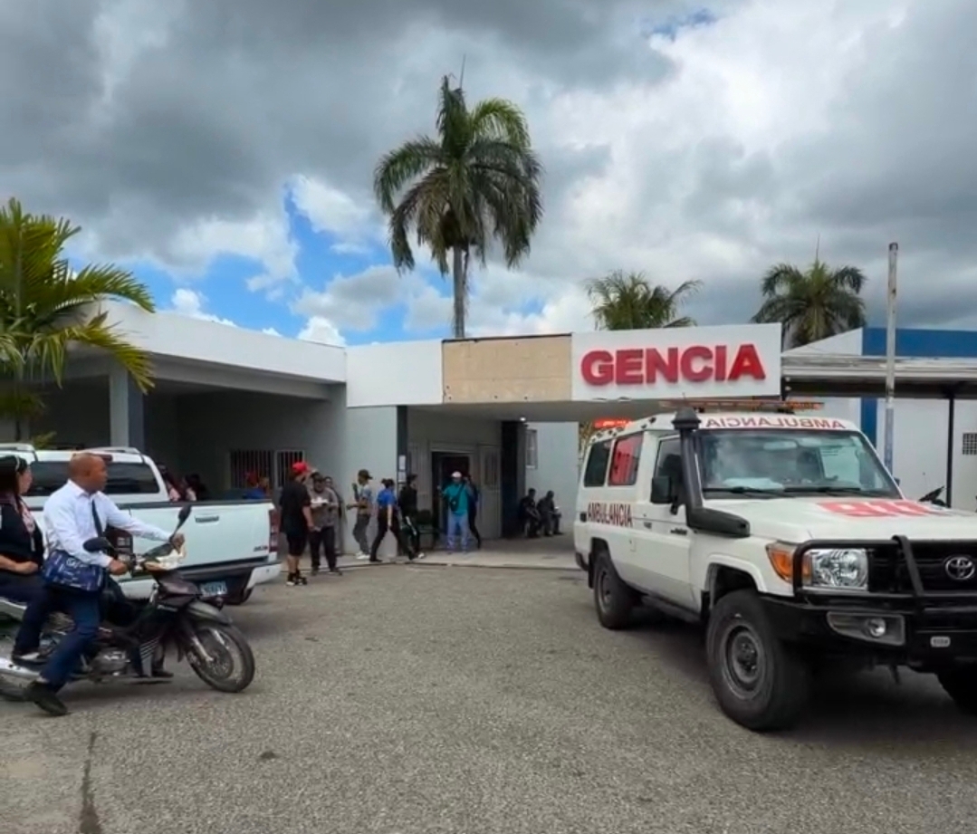 Momento cuando las ambulancias del Sistema 911 llegaban al Hospital Doctor Pascasio Toribio Piantini, de Salcedo.