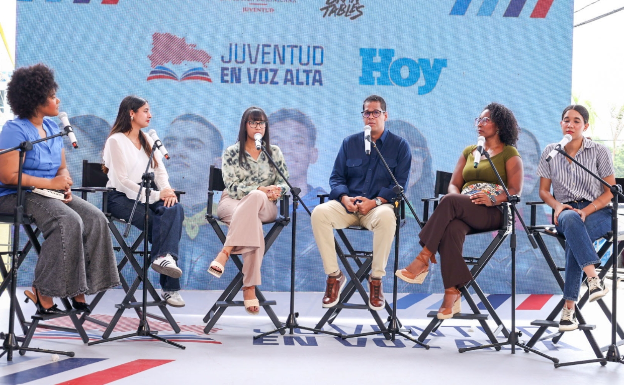 En el centro Paola Dirocie, viceministra Técnica y de Planificación, y Fernando Lagares, viceministro de Emprendimiento del Ministerio de la Juventud.  Alexis Monegro