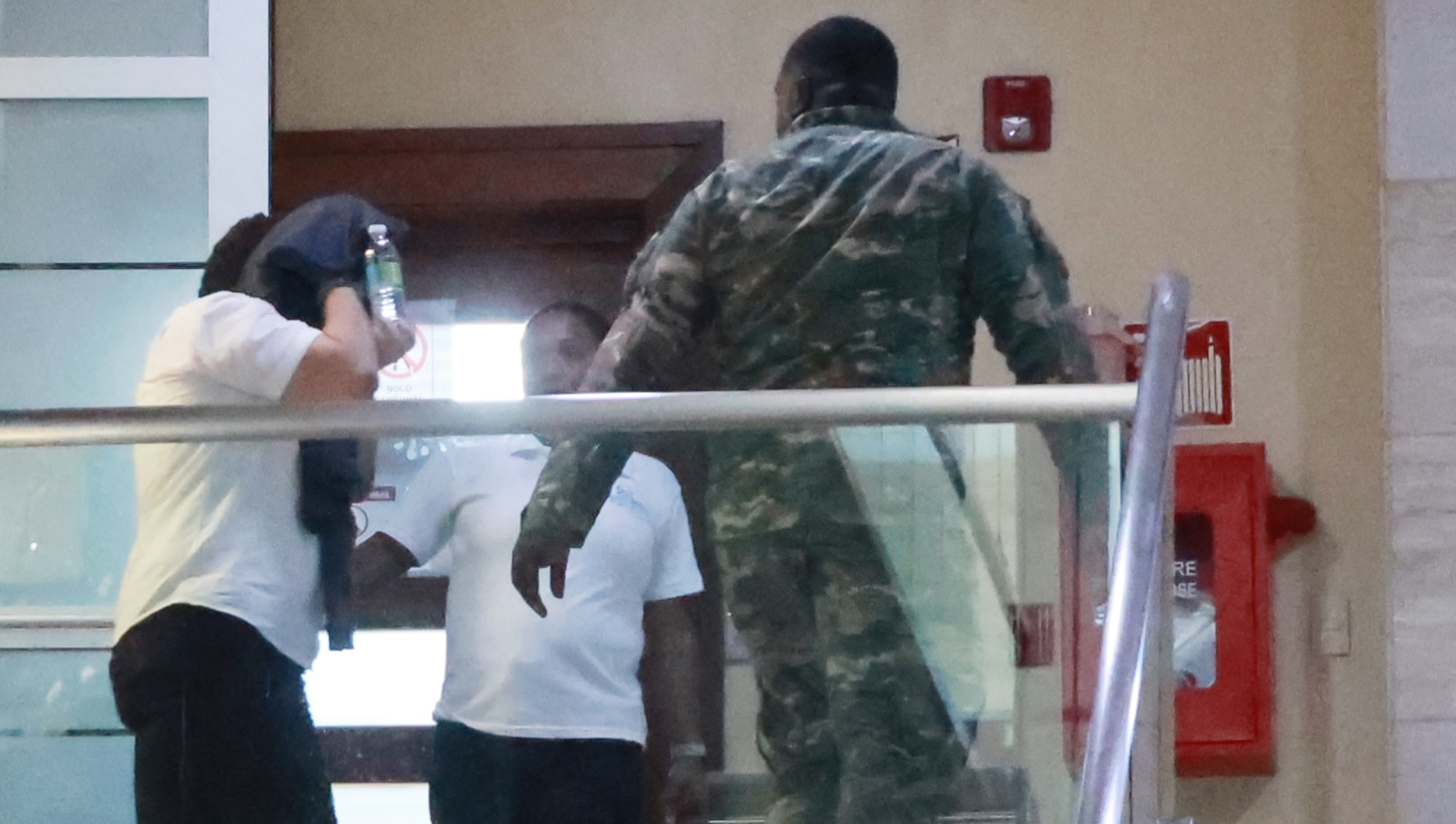 Dos de los imputados mientras eran conducidos a la cárcel  que funciona en el  Palacio de Justicia de Ciudad Nueva.