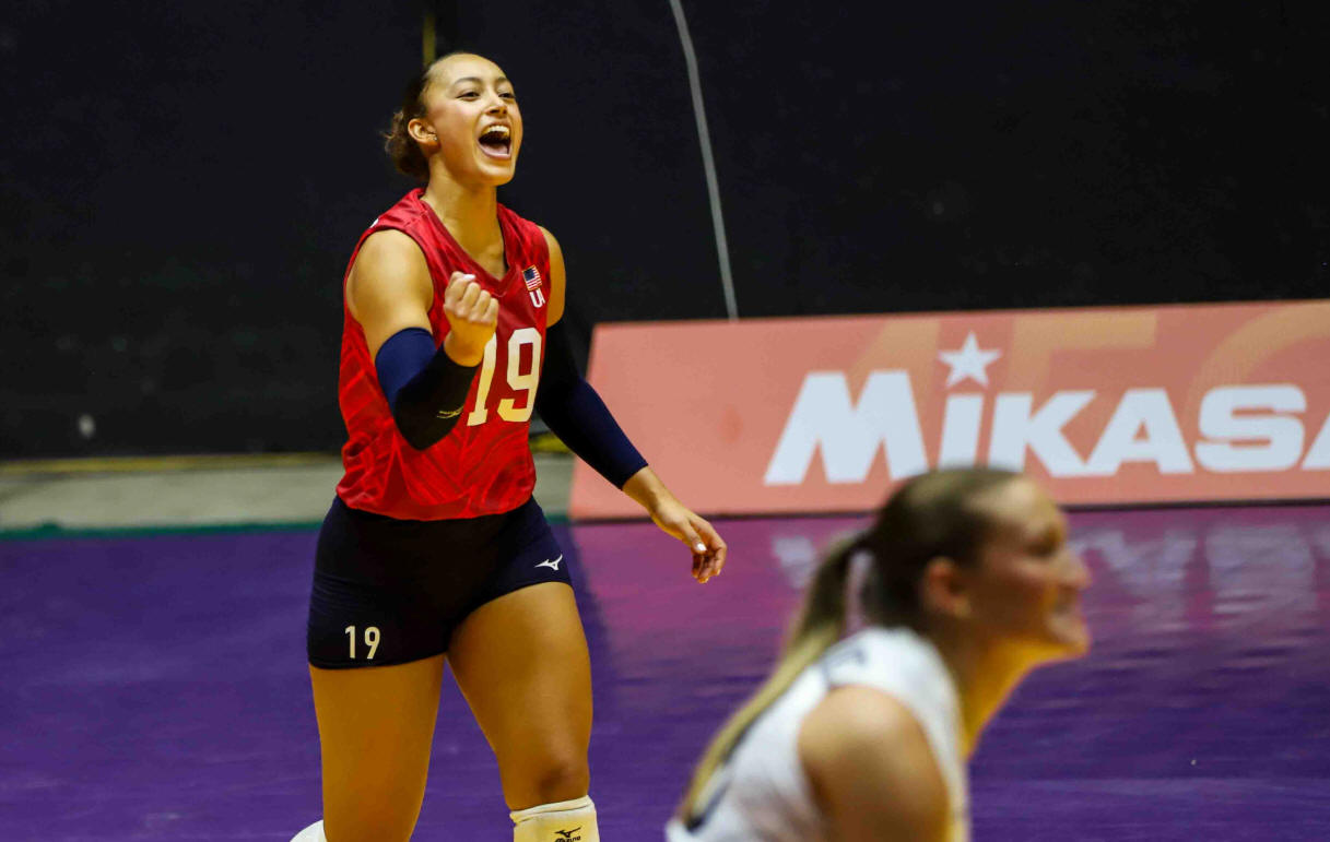 Elena Oglivie de Estados Unidos reacciona feliz
 tras ganar el partido de anoche ante Dominicana para llevarse la medalla de oro en la Copa Panam.
