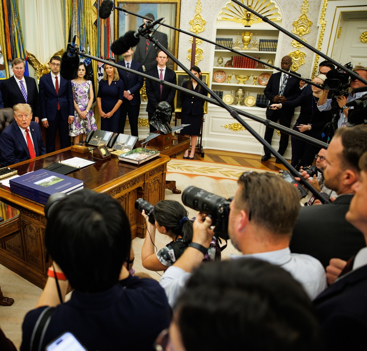 Trump responde preguntas a los reporteros desde su despacho.  EFE