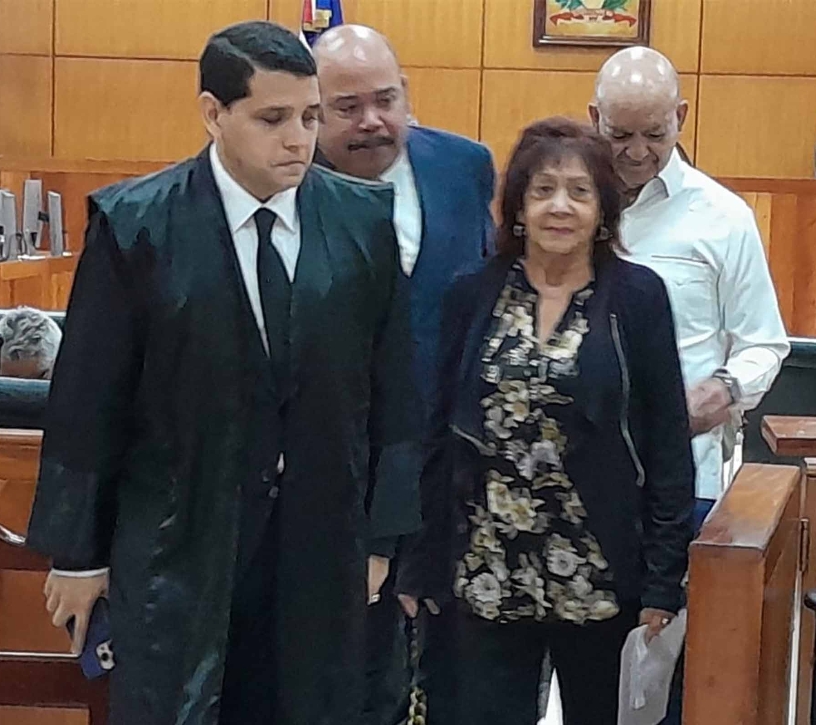 Los hermanos Fernández de Paola junto a sus abogados.