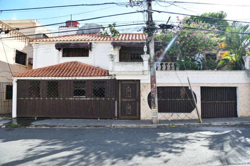 Entrada de la casa del artista Julián Oro Duro, donde ultimaron a su esposa Zeneida Castillo.