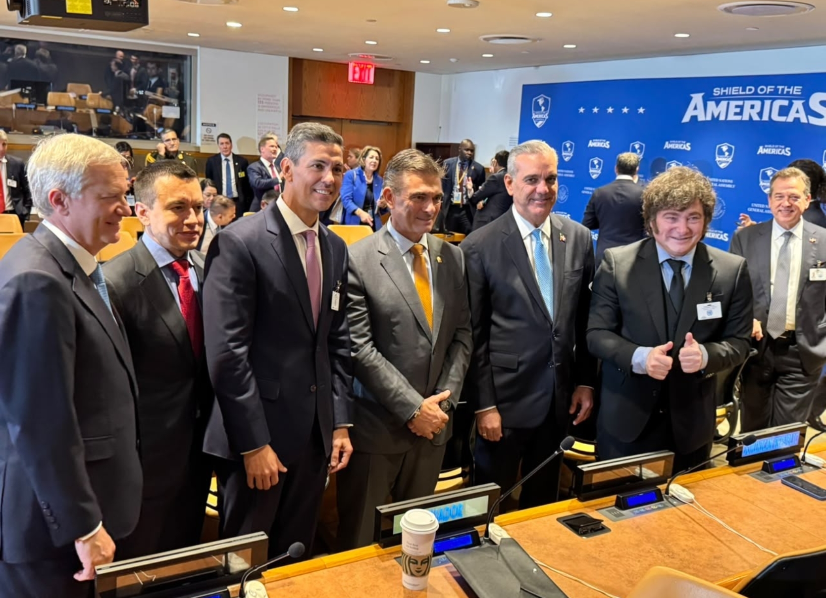 Los presidentes José Antonio Kast, de Chile; Daniel Noboa, de Ecuador; Santiago Peña, de Paraguay; Luis Abinader, de República Dominicana, y Javier Milei, de Argentina. Observa el ministro de Relaciones Exteriores, Víctor Bisonó.