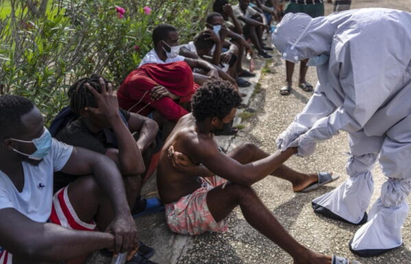 Un médico chequea a los inmigrantes haitianos. Internet