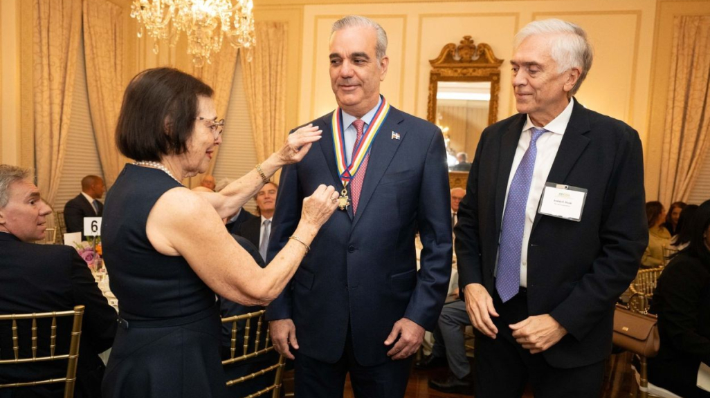 Susan Segal, de AS/COA, Presidente Luis Abinader y Andrés Gluski, de AS/COA. (Foto: Alexis Silver/Roey Yohai Photography Studio).