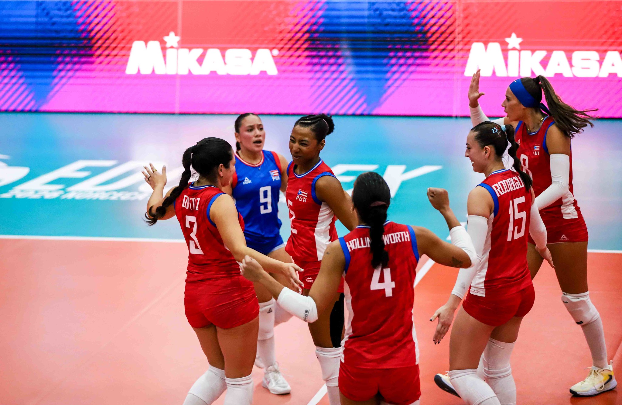 El equipo de Puerto Rico celebra su victoria 3-0 sobre Dominicana, anoche.