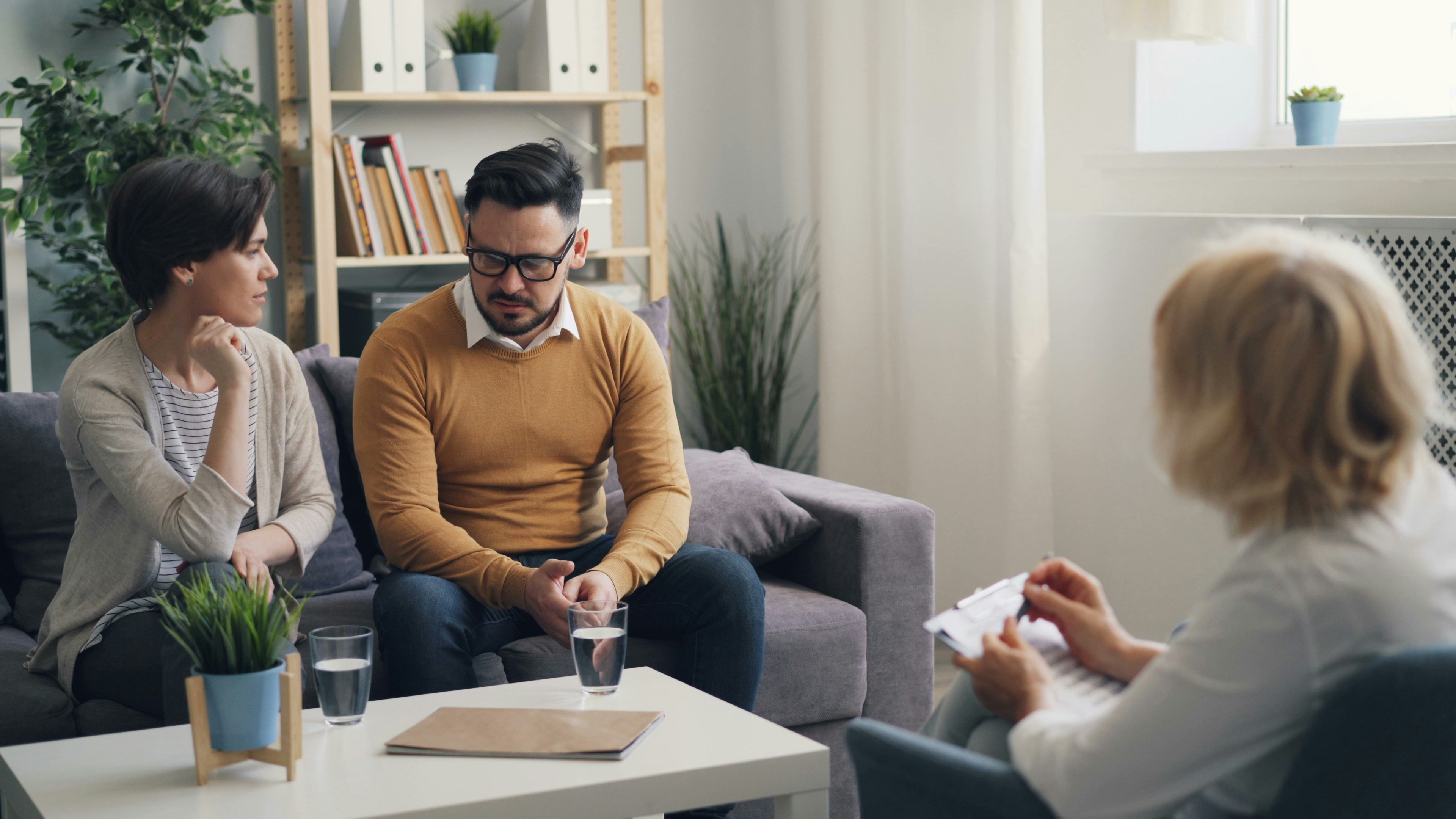 Esposos, no hijos, la trampa de la maternalización en el matrimonio