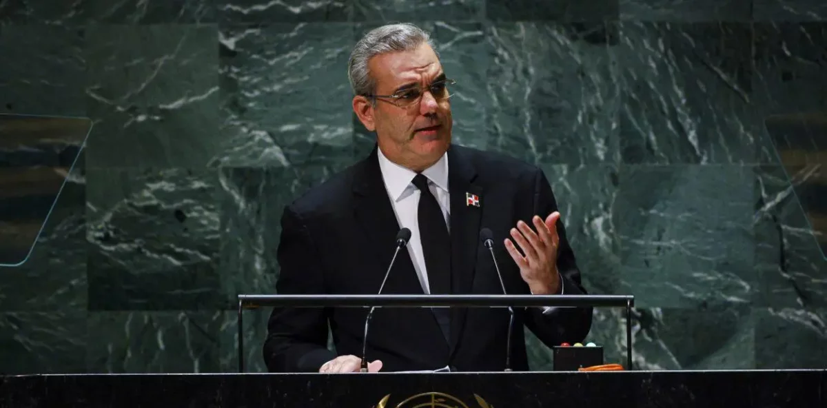 La reciente intervención del presidente de la República Dominicana, Luis Abinader, ante la Asamblea General de las Naciones Unidas (ONU), dejó en evidencia una diplomacia orientada a la obtención de resultados concretos y a la defensa férrea de los intereses nacionales. Lejos de quedarse en la retórica abstracta, el mandatario pulsó cinco resortes fundamentales que definen tanto la política exterior del país como su momento socioeconómico y de seguridad.