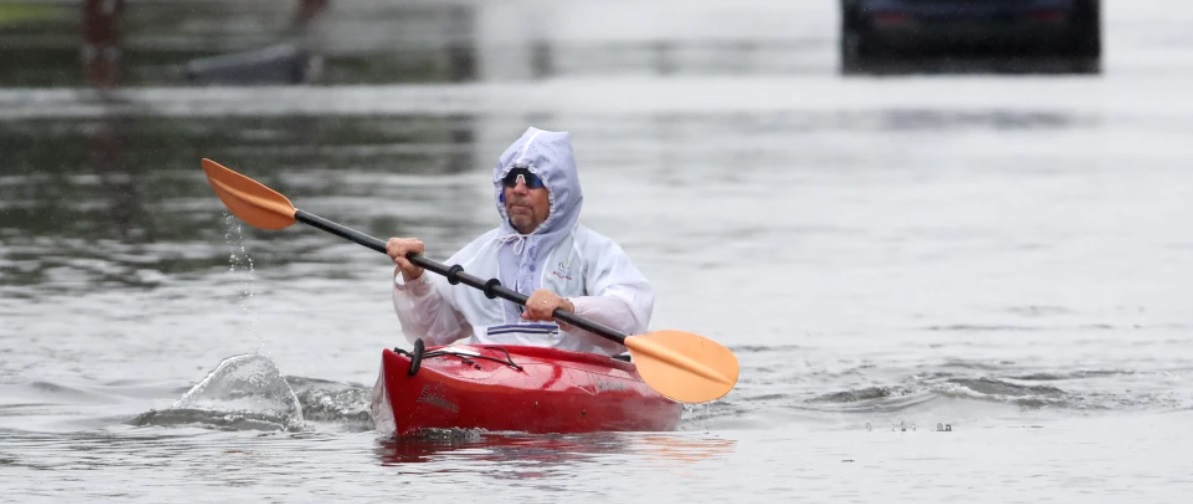 Ted Friedli navega en kayak por un tramo inundado de Florence Avenue durante una tormenta, en Long Branch, Nueva Jersey, el sábado 26 de septiembre de 2026 (Foto AP/Noah K. Murray). License this photo