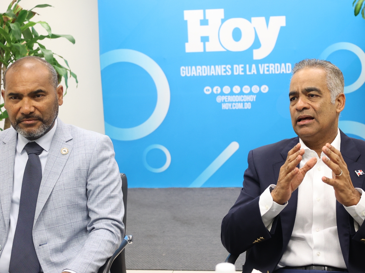 El viceministro de Energía Eléctrica,  Ricardo Bienvenido Guerrero Encarnación, y el ministro de Energía y Minas, Joel Santos Echavarría.