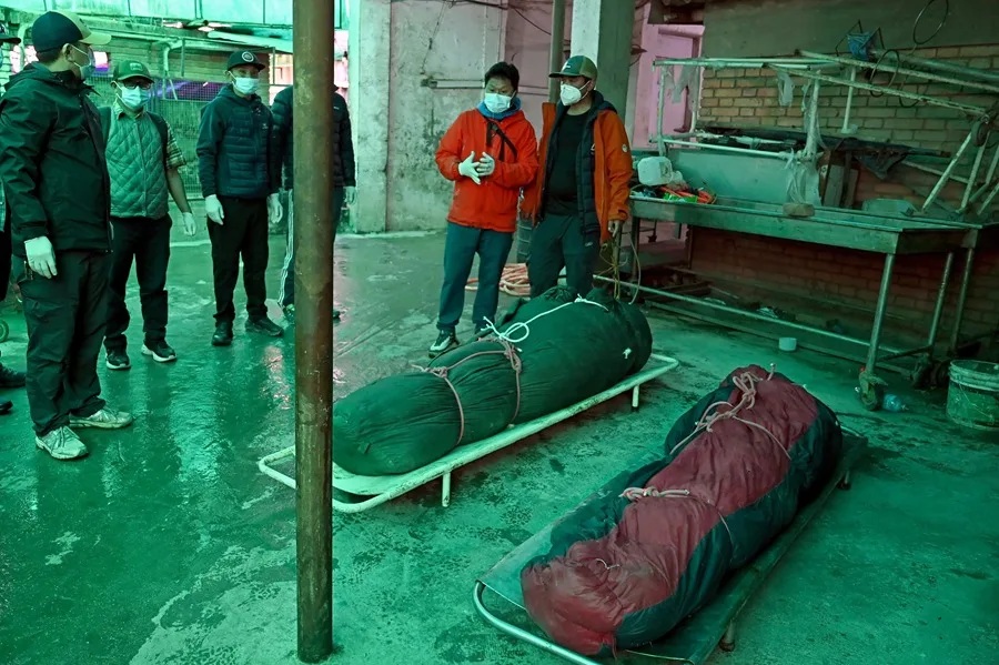 Amigos y familiares reaccionan a la llegada de los cuerpos de dos víctimas de una avalancha al Hospital Universitario Tribhuvan de Katmandú. EFE/EPA/Angad Dhakal