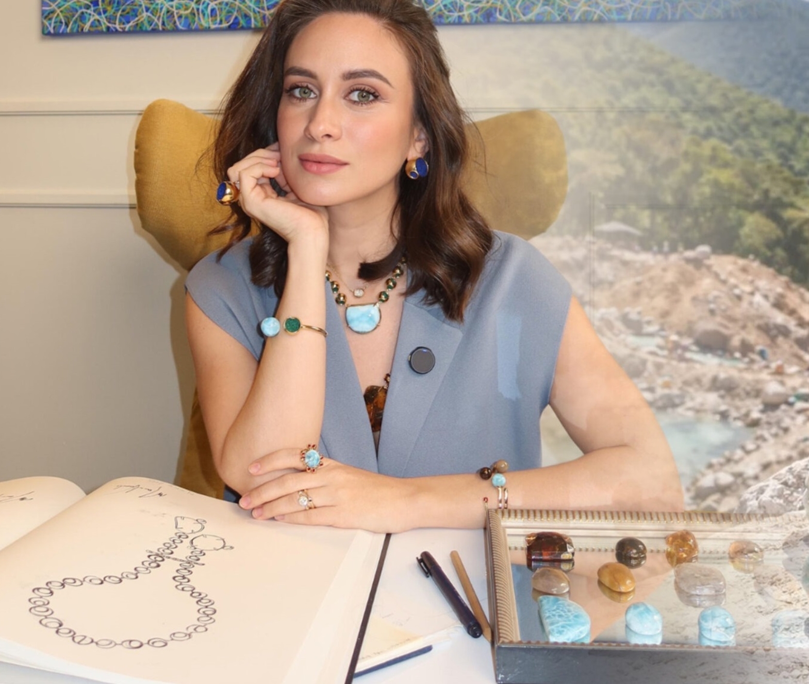 Detrás de la diseñadora existe una mujer que se define como sensible, apasionada por el arte, la naturaleza y la creatividad.
