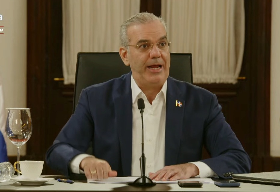 El presidente Luis Abinader dio varios manotazos en la mesa cuando se refirió al tema.