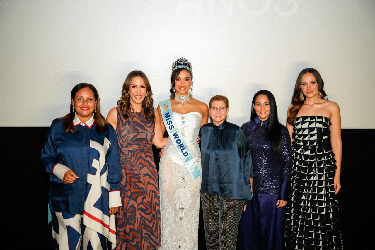 Miss Mundo 2026 junto a organizadores del evento en el pais