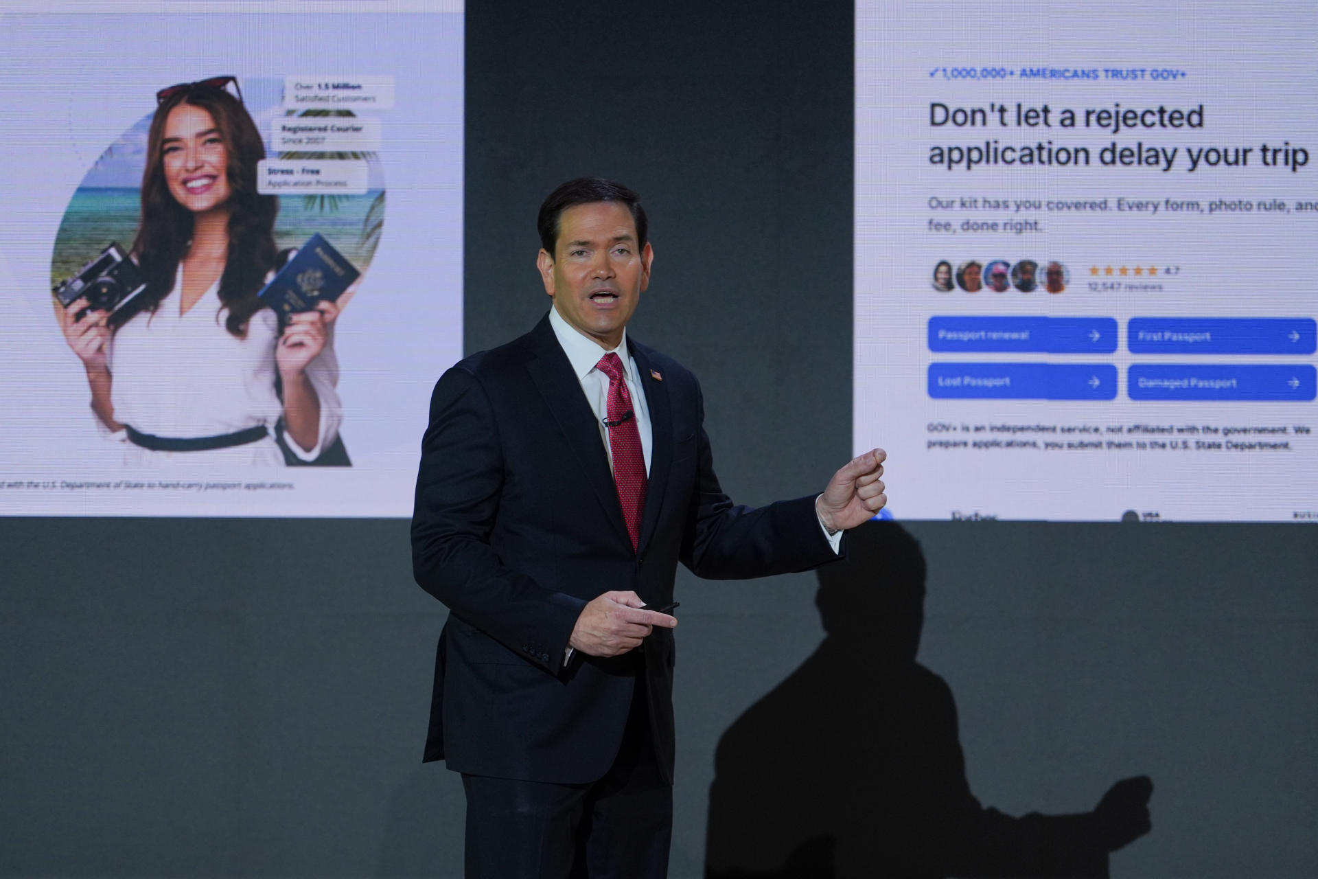 El secretario de Estado de Estados Unidos, Marco Rubio, anuncia que los ciudadanos estadounidenses podrán solicitar por primera vez un pasaporte de forma totalmente digital a partir de 2027, este martes durante la presentación de America.gov, en Washington (Estados Unidos). EFE/ Octavio Guzmán