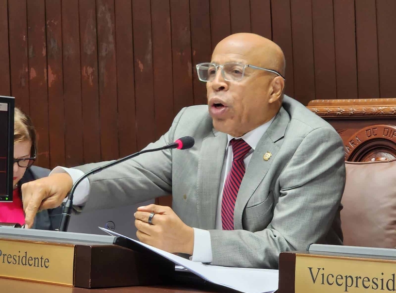 Alfredo Pacheco, presidente Cámara de Diputados, dirige la sesión.