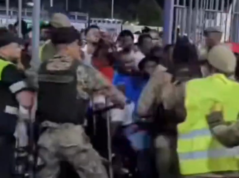 Captura de pantalla del video que muestra el caos en una de las entradas del estadio.