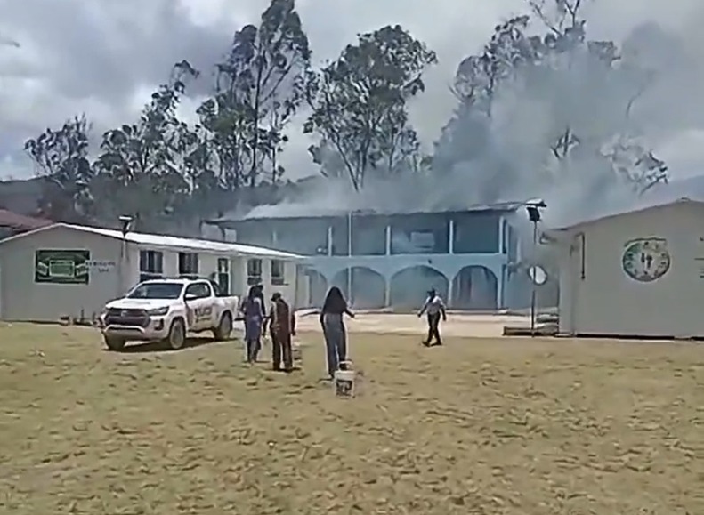 El jefe interino de la Oficina Nacional de Procesos Electorales (ONPE), Bernardo Pachas, expuso en una rueda de prensa que supuestamente un explosivo fue detonado dentro del colegio y, del mismo modo, anunció que hasta el momento no hay que lamentar daños humanos.