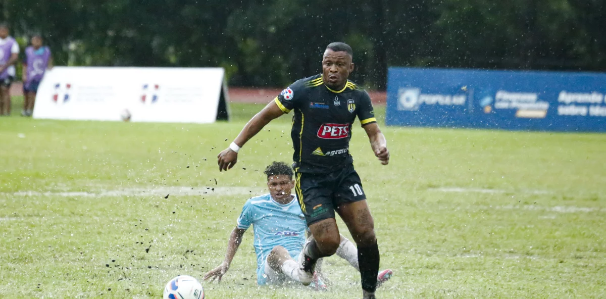 Jhoaho Hinestroza, del Moca FC, en una accion en el Domingo Polonia ante el club de Salcedo FC, ganador del partido