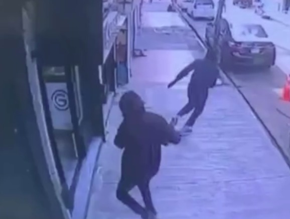 Los asaltantes se presentaron encapuchados.