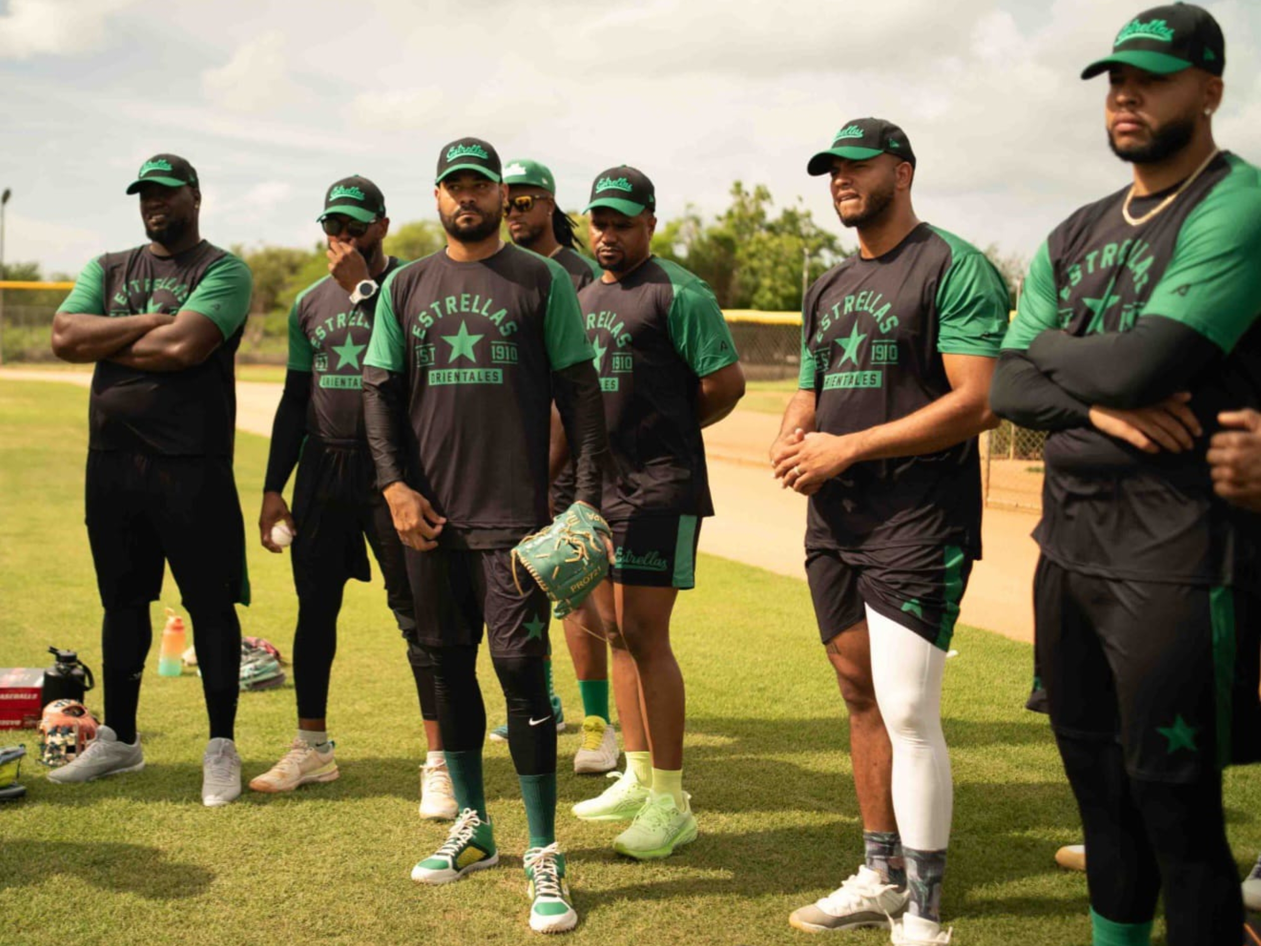 Trevor Bauer, un  ganador del premio Cy Young de la Liga Nacional en 2020, será clave para EO.
Parte de los jugadores de las Estrellas Orientales, quienes entrenan en su estadio, Tetelo Vargas, en ruta a su participación en el torneo invernal que inicia el 16 de este mes.