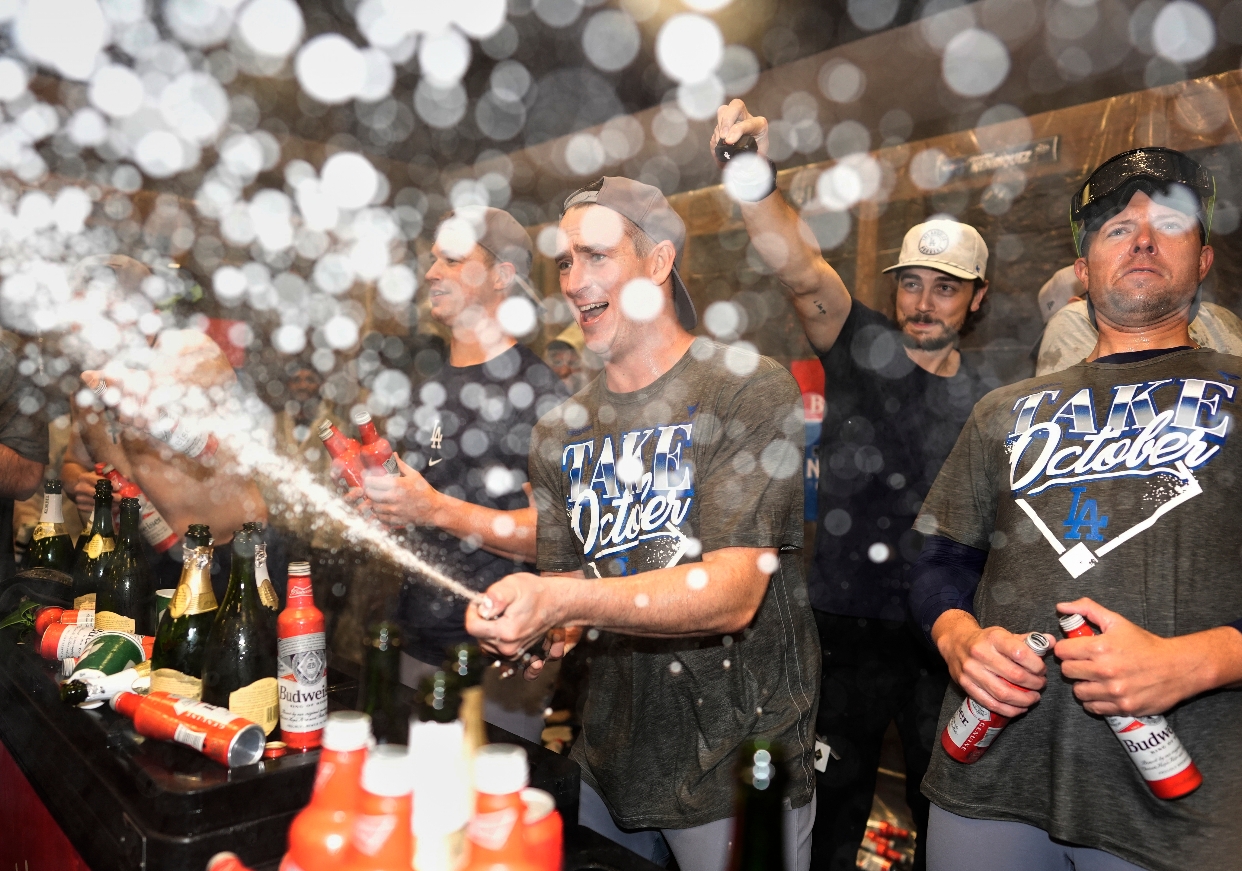 Los jugadores de los Dodgers de Los Angeles celebran la victoria en el Juego 4 de la Serie Divisional de la Liga Nacional de béisbol contra los Bravos de Atlanta.