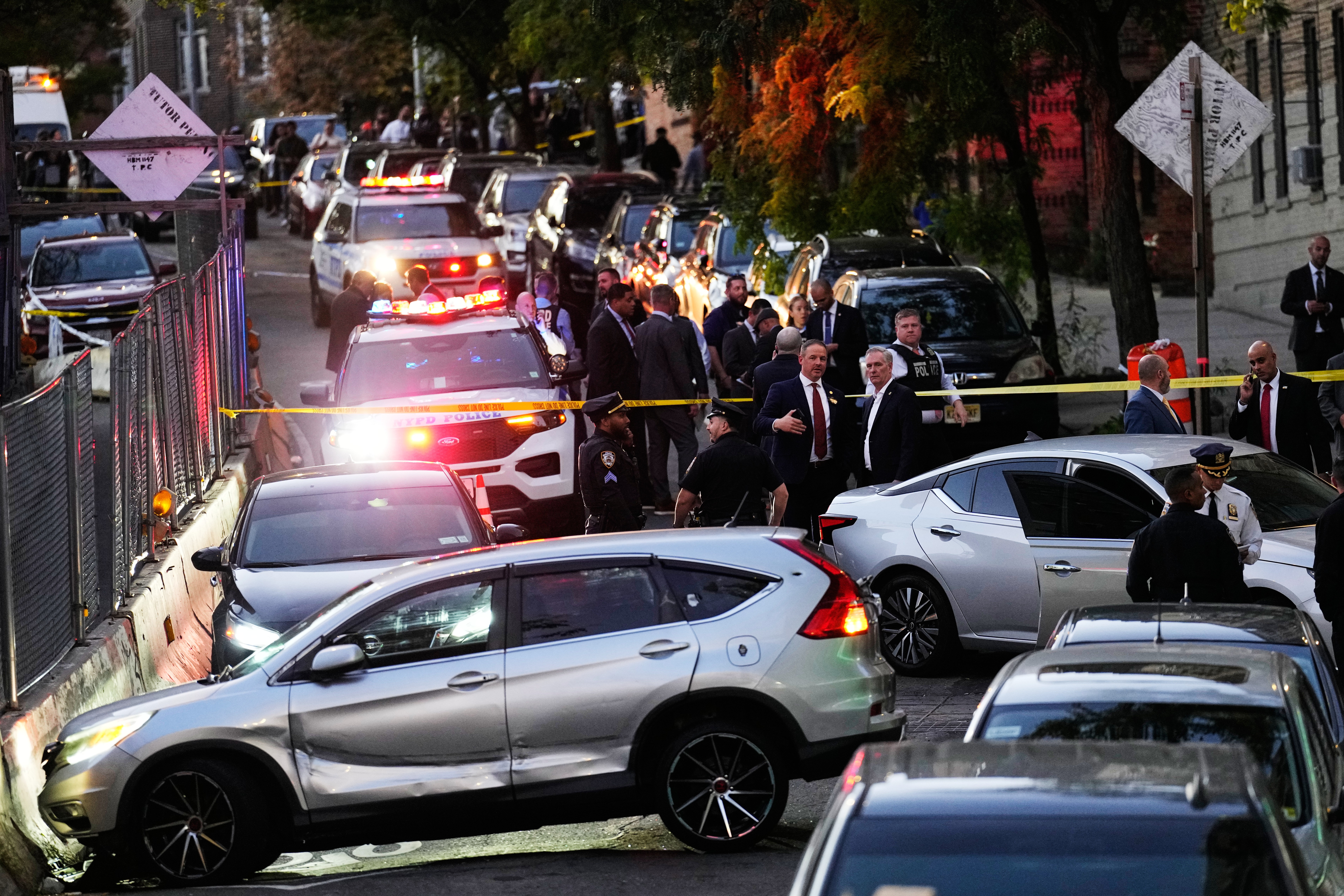 Agentes del orden en el lugar de un tiroteo, el jueves 8 de octubre de 2026, en Nueva York. (AP Foto/Seth Wenig).