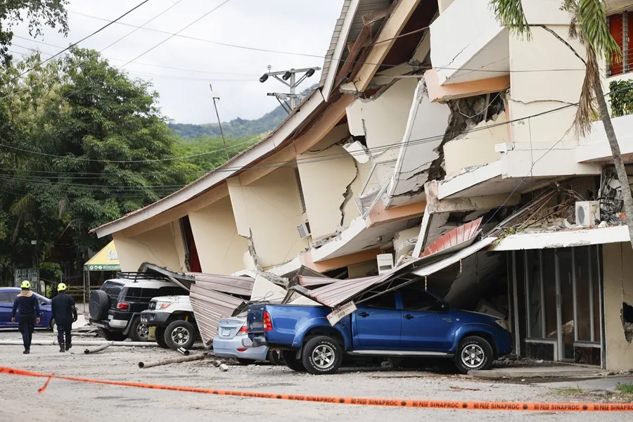 Equipos de rescate frente a una edificación afectada por el terremoto de magnitud 7,7 que sacudió el sureste de Panamá.