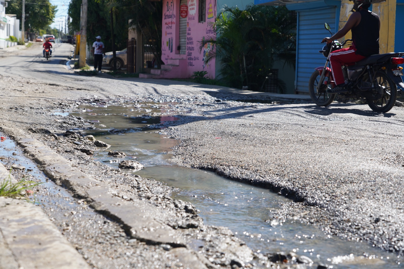 De acuerdo al vocero de la Junta de Vecinos de La Isabela, Francisco Valdez, hace más de un año que la Caasd hizo la intervención y desde ese tiempo se está pidiendo el arreglo de la vía, sin aún respuesta alguna. (Eliezer Tapia/HOY).