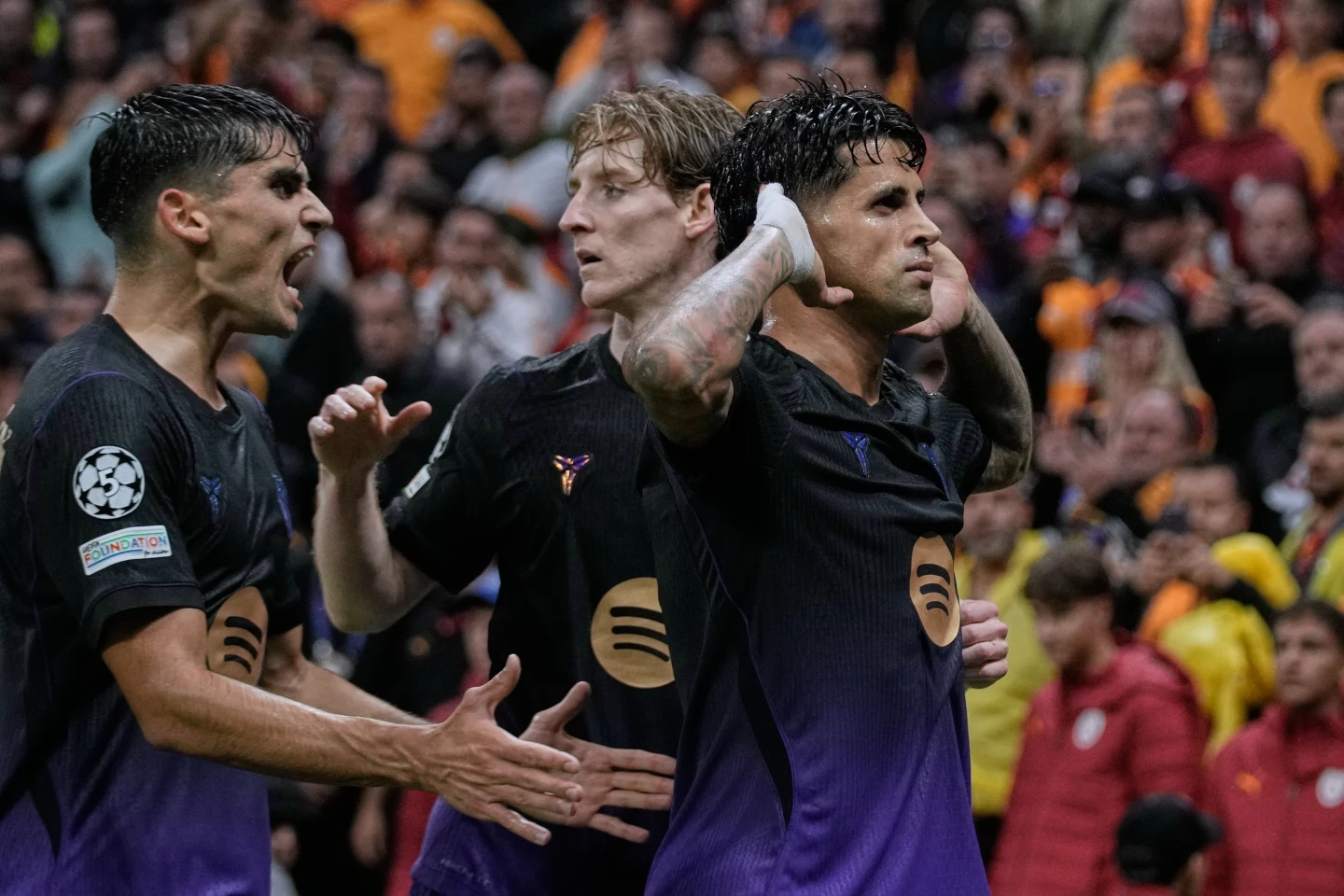 Joao Cancelo celebra con sus compañeros