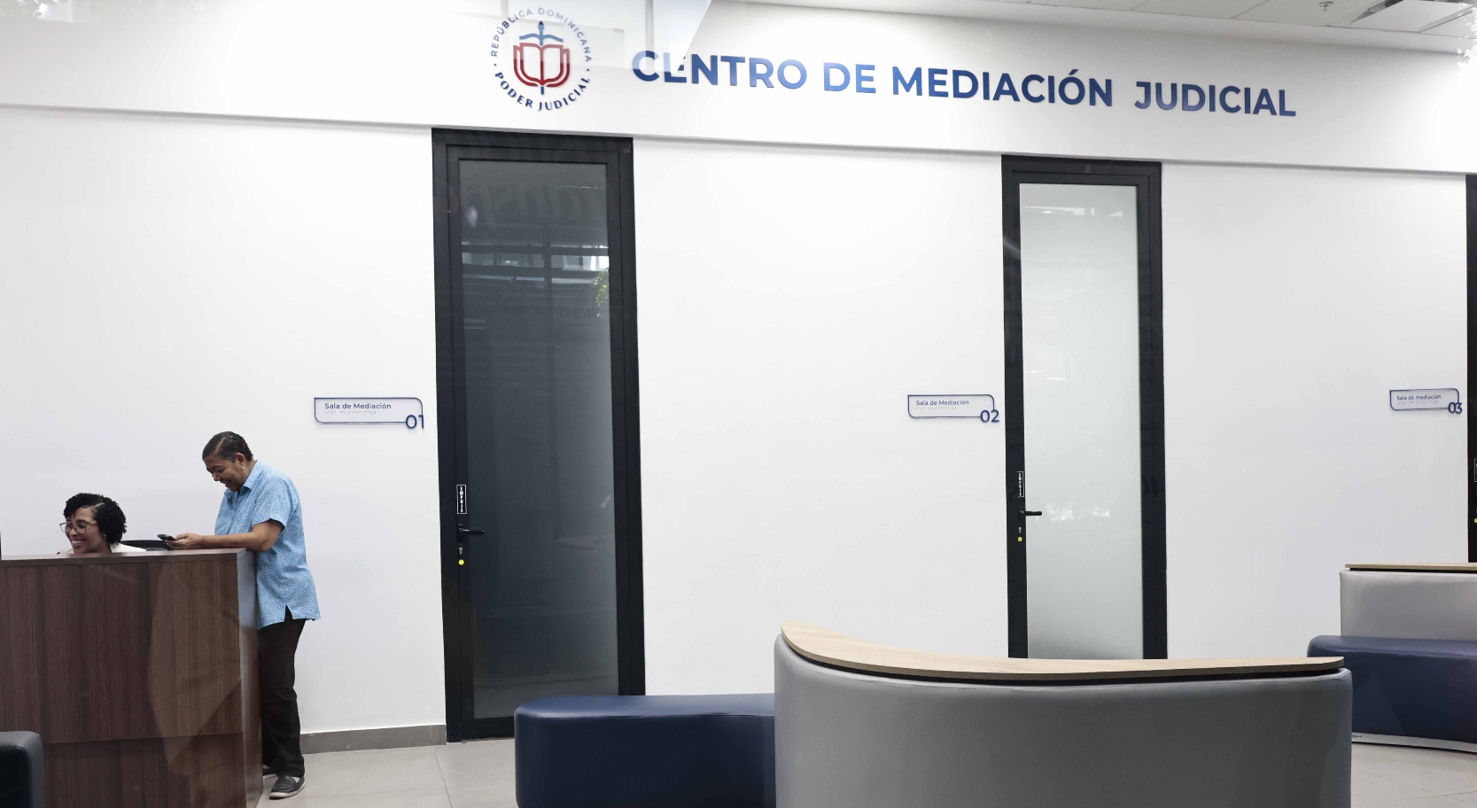 Fachada exterior de las 4 modernas salas del Centro de Mediación Judicial  de SDE, un espacio tecnificado para el diálogo  donde, actualmente solo funciona una sala por falta de personal especializado.  Arlenis Castillo.