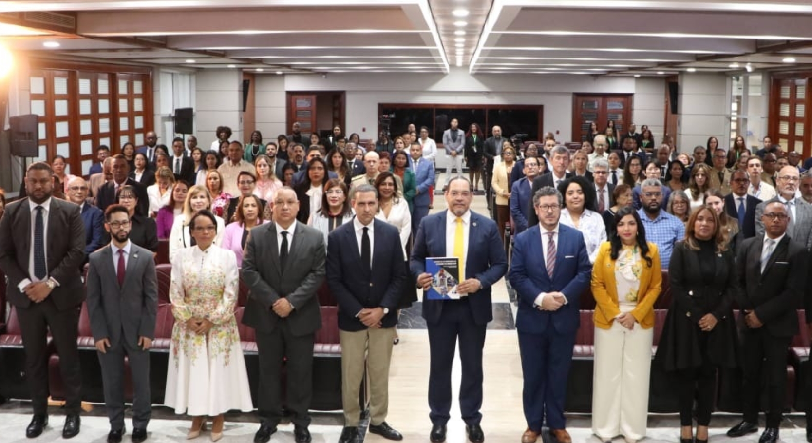 El director de la ONDP, Rodolfo Valentín Santos  (en el centro), junto a  las diversas personalidades  que asistieron al acto de  presentación del Informe de las Condiciones de Detención y de Prisión 2025, en el Auditorio de la SCJ.