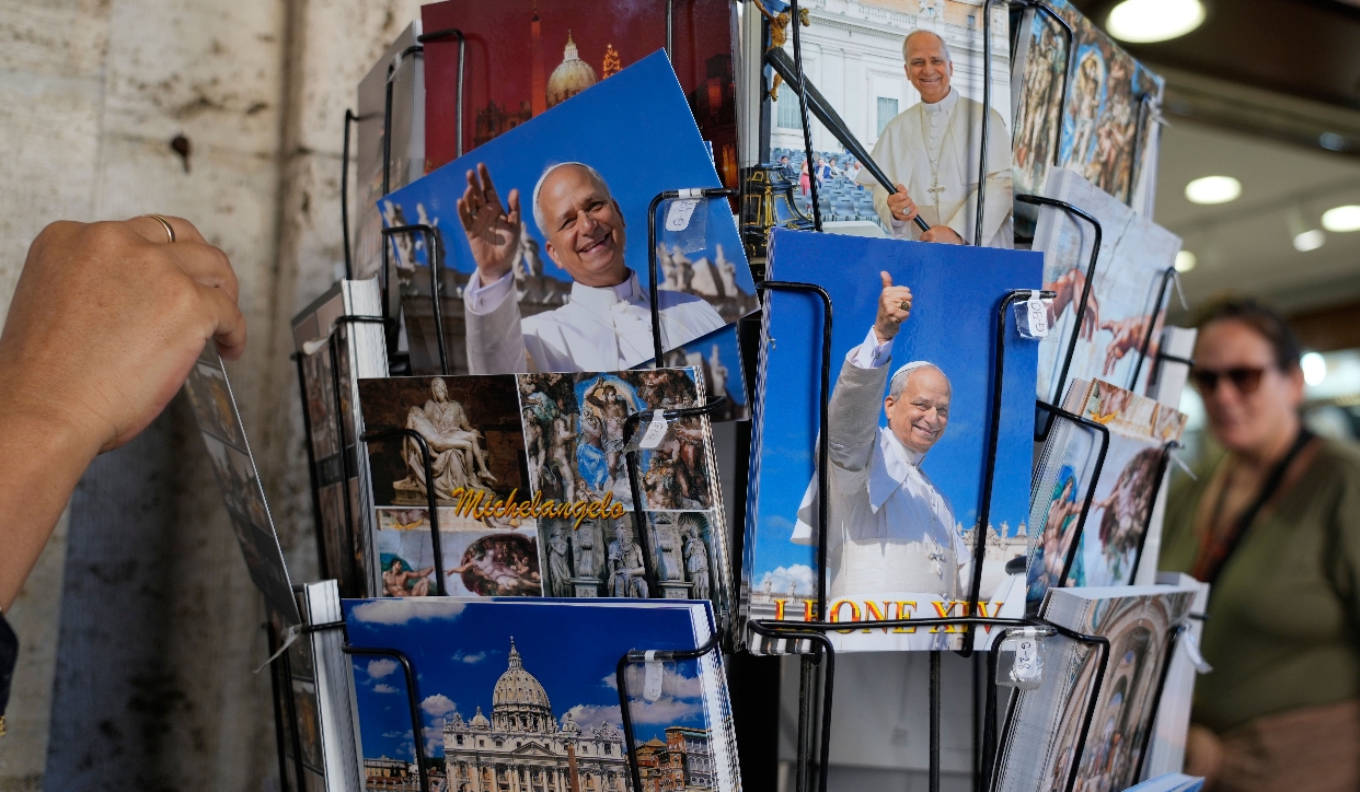 Postales del papa León XIV frente a una tienda  cerca de la Plaza de San Pedro.  AP