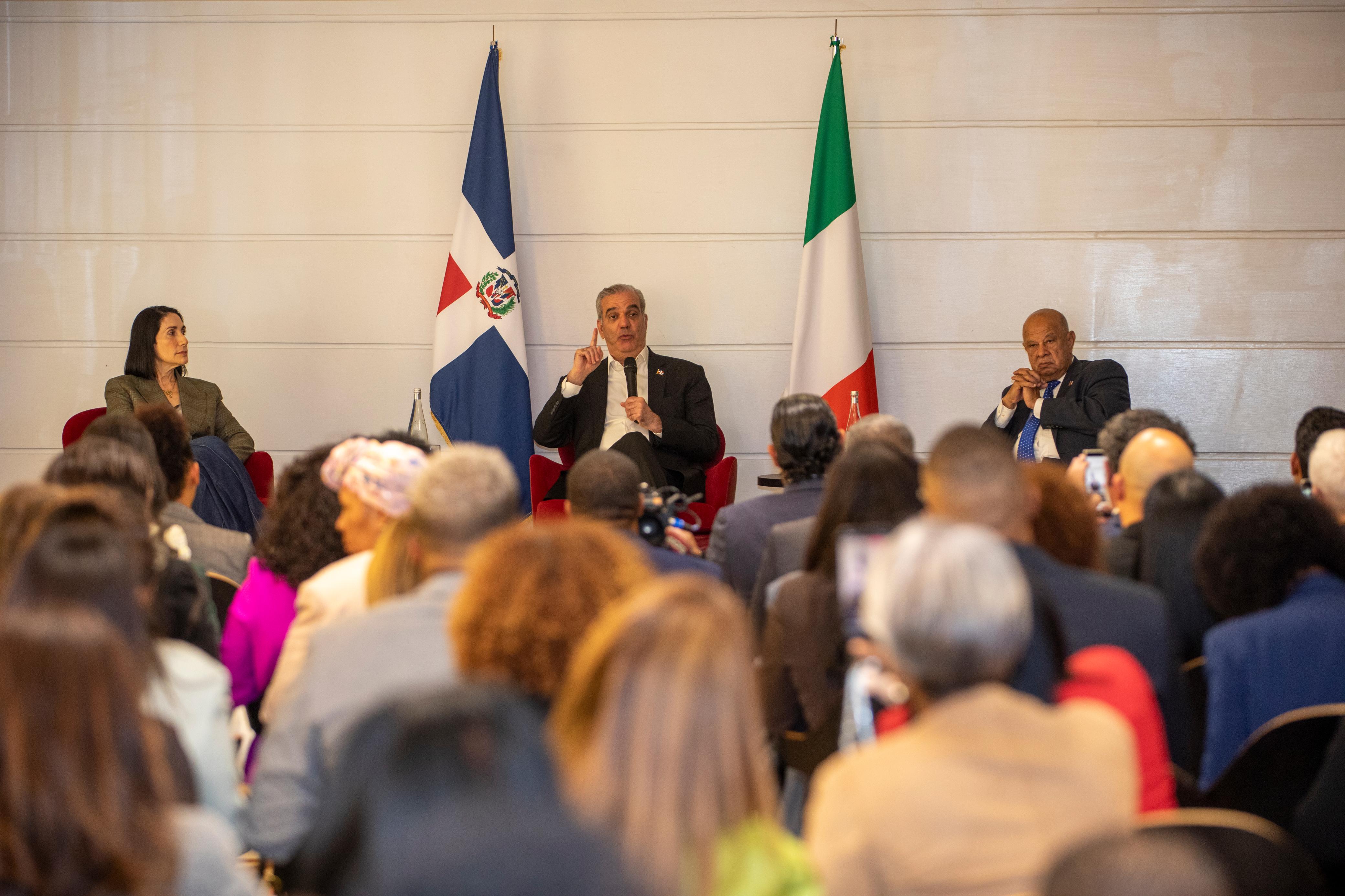 La iniciativa busca promover las expresiones artísticas, las tradiciones y las costumbres nacionales, así como fortalecer los vínculos con la República Dominicana, especialmente entre los niños y jóvenes nacidos o criados en el extranjero.
